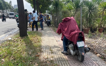Người đàn ông gục đầu tử vong trên xe máy ở vỉa hè TP.HCM