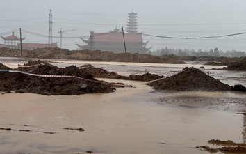 Mưa lớn trái mùa gây ngập nhiều nơi ở Đồng Nai