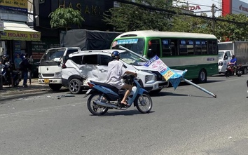 Va chạm liên hoàn nhiều ô tô hư hỏng, hai người bị thương