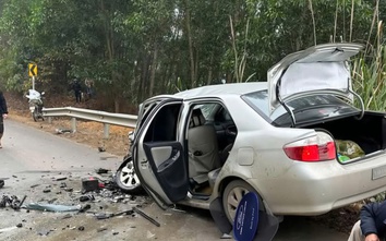 Hai ô tô hư hỏng nặng sau va chạm trên cao tốc Thái Nguyên - Chợ Mới