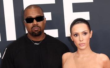 Vợ Kanye West gây sốc tại thảm đỏ Grammy