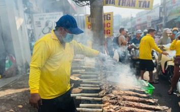 Nhộn nhịp tại "thiên đường" cá lóc nướng ngày vía Thần Tài