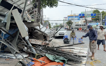 Cần Thơ: Bức tường cao 3,5m đổ sập khi tháo dỡ nhà, 1 người bị thương