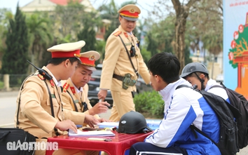 Xử lý hàng trăm học sinh vi phạm giao thông trên quốc lộ 1