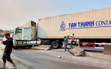 Bản tin TNGT 20/3: Xe container đang chạy bất ngờ đâm dải phân cách