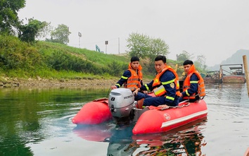 Hai học sinh mất tích trên sông Mã