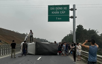 Xe tải nổ lốp, lật chắn ngang một làn cao tốc Tuyên Quang - Phú Thọ