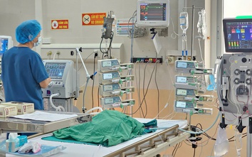40 giờ lọc máu liên tục cứu bé gái mắc tay chân miệng nguy kịch