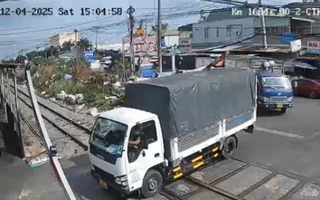 Tông gãy thanh chắn đường sắt, hai tài xế xe tải bị đề nghị điều tra