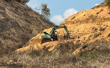 Người đàn ông trượt chân rơi xuống taluy bị máy múc cán tử vong