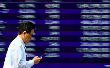 Chứng khoán và đồng USD lao dốc khi ông Trump dọa sa thải Chủ tịch Fed