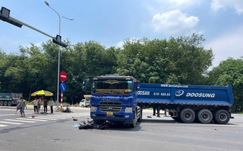 Bình Dương: Xe đầu kéo va chạm xe máy, 2 người thương vong