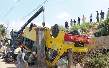 Bản tin TNGT 22/4: Nguyên nhân vụ lật xe chở 20 học sinh trên quốc lộ 19B