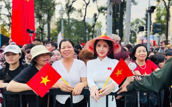 Ngàn người nô nức kéo về trung tâm TP.HCM xem sơ duyệt diễu binh, diễu hành