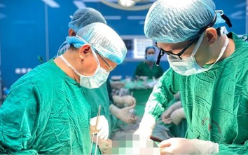 Người đàn ông có khối u khổng lồ 3,6kg chèn ngực đau âm ỉ 2 năm mà không biết