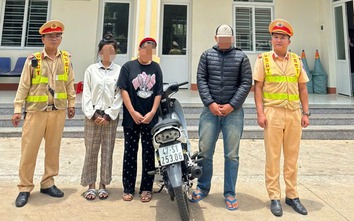 Nam thanh niên chở bạn gái, đi xe máy một bánh trên đường bị xử lý
