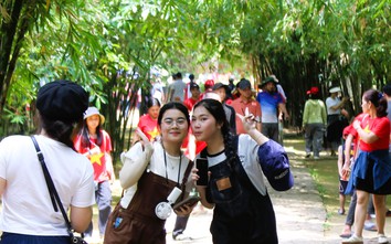Địa đạo Vịnh Mốc trên "đất lửa" Quảng Trị nườm nượp khách tham quan