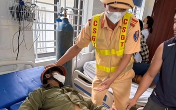 Cảnh sát giao thông kịp thời đưa người đàn ông ngất xỉu bên đường đi cấp cứu