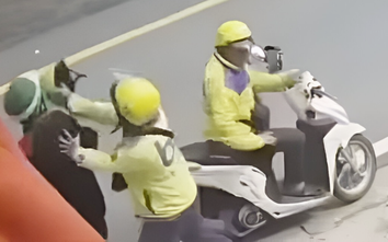 TP.HCM: Tài xế xe công nghệ cầm mũ bảo hiểm đánh khách