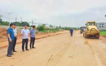 Ông Đào Văn Quyết, quyền Chủ tịch UBND thành phố Vĩnh Yên kiểm tra các dự án trọng điểm