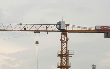 Người đàn ông leo lên cần cẩu công trình cao hàng chục mét ở Bình Dương
