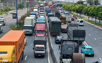 TP.HCM: Ngã tư Thủ Đức kẹt cứng trưa cuối tuần, xe container nối hàng dài nhiều kilomet
