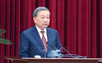 Bác vẫn cùng chúng cháu hành quân