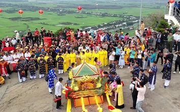 Dòng người đội mưa trang nghiêm rước tượng Bà Chúa xứ từ trên đỉnh về miếu Núi Sam