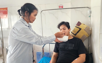 Nam sinh mồ côi bị tai nạn, sống qua ngày nhờ cơm từ thiện