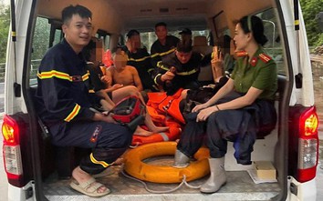 Công an Hòa Bình giải cứu 11 học sinh mắc kẹt khi tắm suối