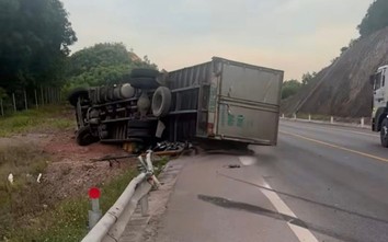 Bản tin TNGT 21/5: Va chạm xe tải trên cao tốc Cam Lộ - La Sơn, 2 người bị thương