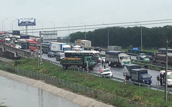 Tai nạn giữa xe khách và ô tô tải, cao tốc Cao Bồ - Mai Sơn ùn tắc kéo dài