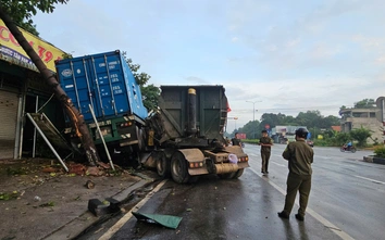 Sau cú va chạm, hai xe đầu kéo cùng văng vào cửa hàng bên đường
