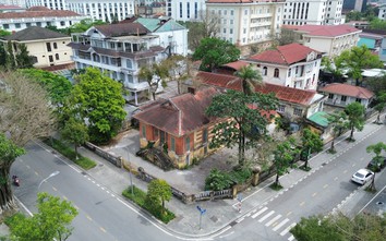 Huế: Loạt trụ sở cũ trên “đất vàng” bỏ hoang gây lãng phí