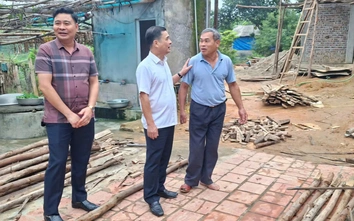 Tam Dương: Bí thư Huyện uỷ kiểm tra tiến độ xây dựng sửa chữa nhà tạm, nhà dột nát