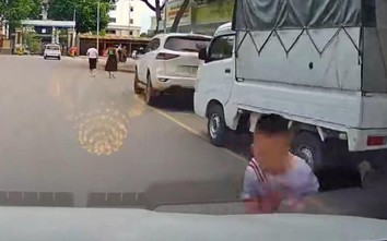 Cháu bé suýt gặp tai nạn vì bất ngờ chạy ra đường