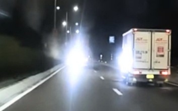 Tài xế chói mắt, ảnh hưởng tầm nhìn vì đèn của xe tải phía trước
