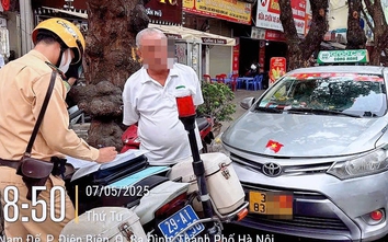 Hà Nội: Phạt hàng chục tài xế dừng, đỗ xe trong hành lang an toàn đường sắt