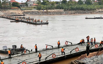 Lý do cắt khẩn cấp cầu phao Phong Châu