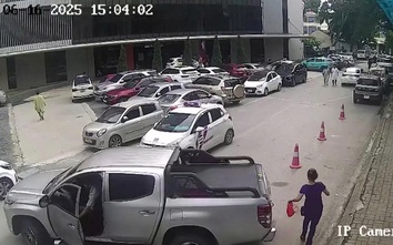 Bản tin TNGT 17/6: Đạp nhầm chân ga khi lùi, xe bán tải cán trúng người phụ nữ