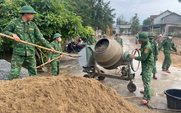 Thợ xây mang quân hàm giúp dân xóa nhà dột nát
