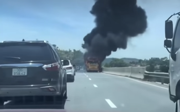 Cháy xe khách trên cao tốc qua Thanh Hóa, các phương tiện phải đi theo quốc lộ 1