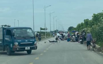 Xe máy va chạm ô tô tải, nữ sinh viên tử vong