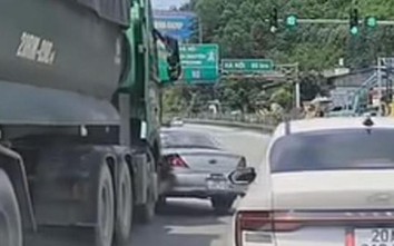 Xe con bị ô tô tải đâm xoay ngang giữa nút giao