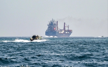 Tàu thuyền đi qua khu vực eo biển Hormuz phát tín hiệu bất thường nhằm tránh bị tấn công
