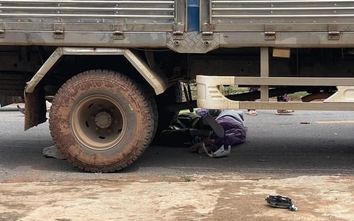 Xe máy va chạm với ô tô khiến 2 người thương vong ở Sơn La
