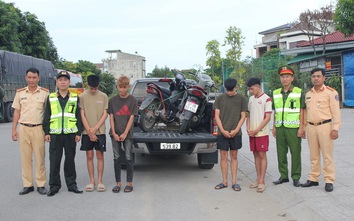 Bắt nhanh 4 thanh niên đi xe máy có hành vi khiếm nhã với nhiều phụ nữ trên đường