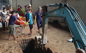 Chôn cất xác cá heo nặng khoảng 130kg trôi dạt trên sông Ông Đốc