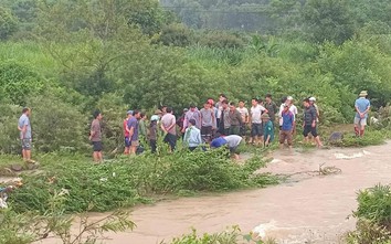 Lũ cuốn xe máy chở hai người, nữ sinh lớp 11 tử vong thương tâm