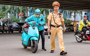 Nhận mức phạt "bằng cả tháng lương", tài xế xe ôm công nghệ trần tình đủ lý do